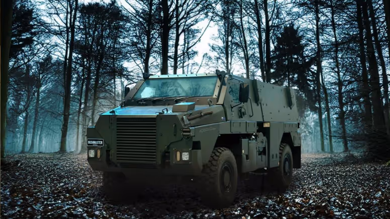 Een donkergroen, hoekig legervoertuig in een beboste omgeving.