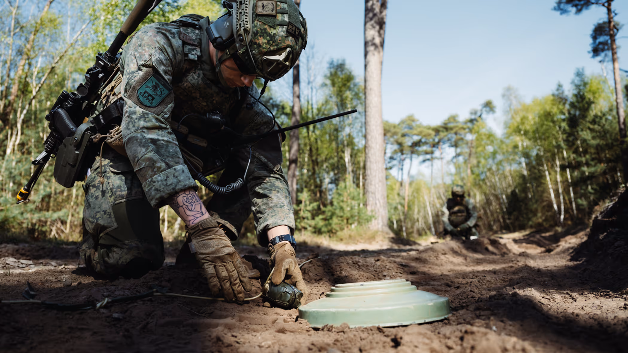 Militair bevestigt explosief aan mijn