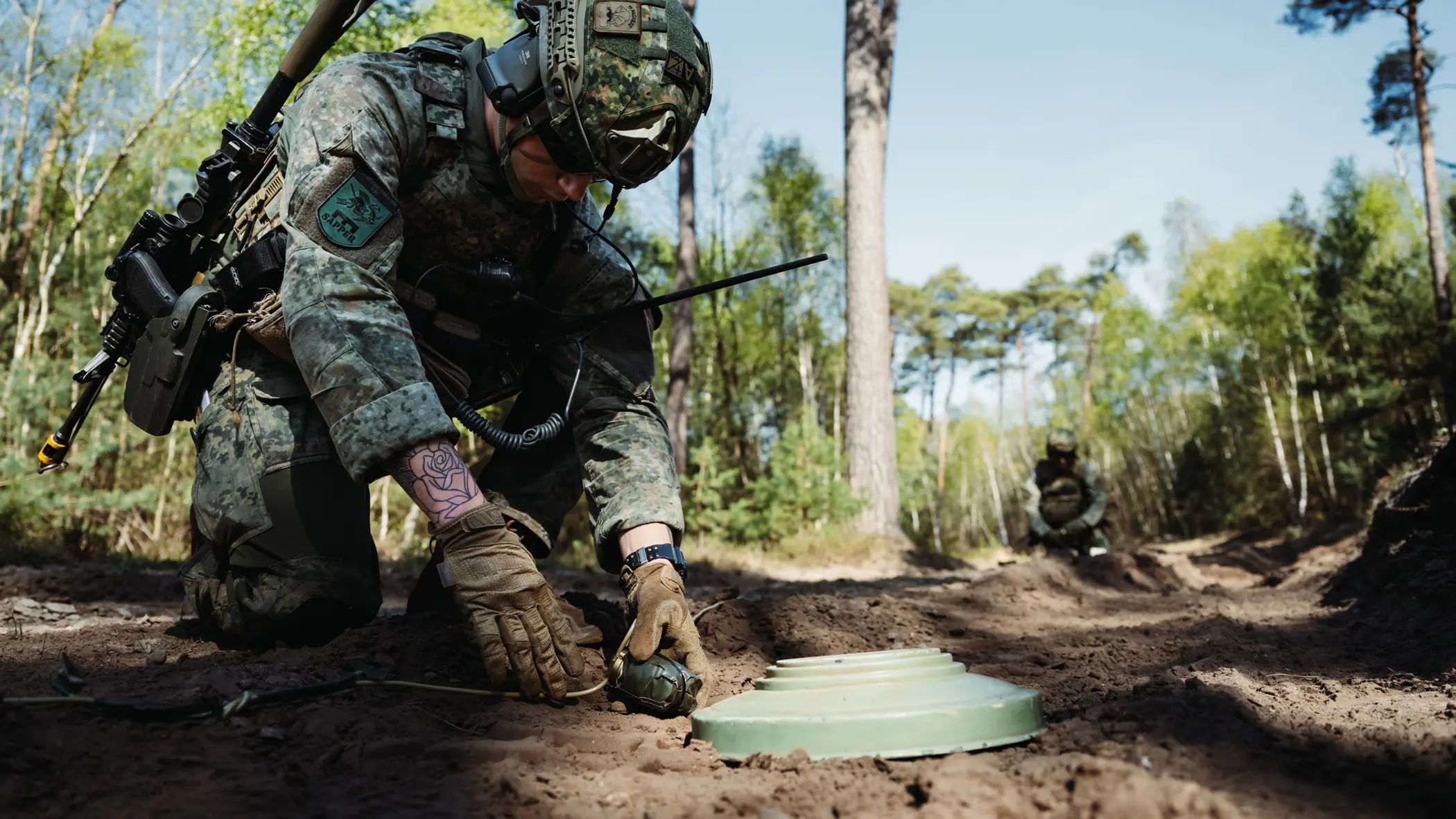 Militair bevestigt explosief aan mijn