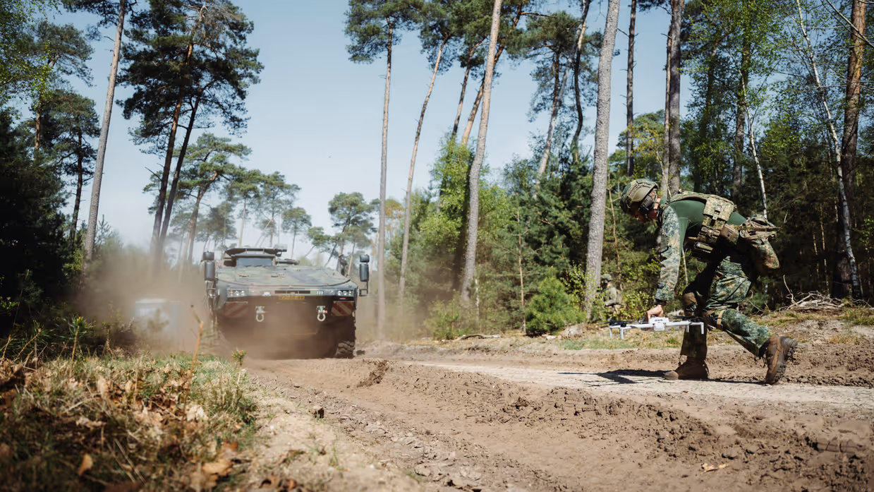 Militair houdt drone vast.