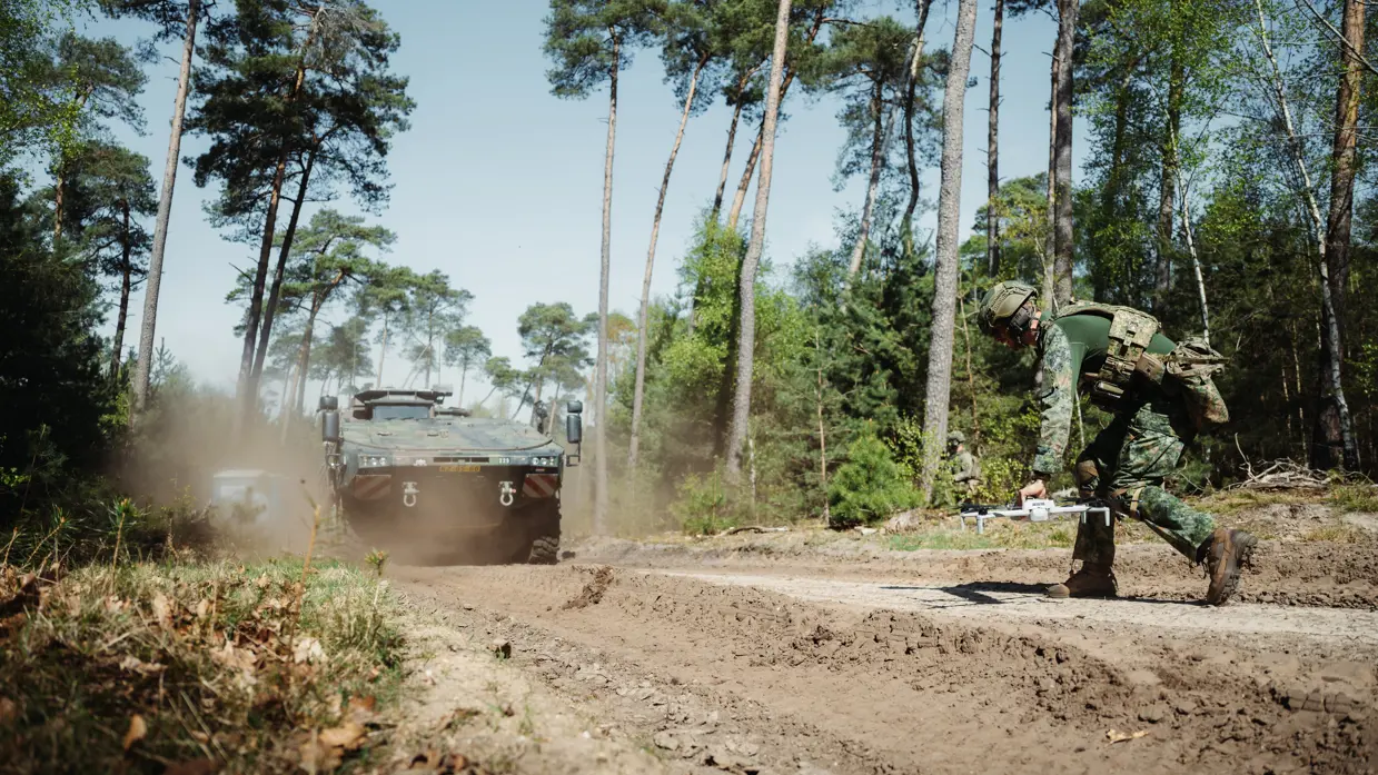 Militair houdt drone vast.