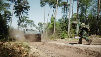 Militair houdt drone vast.
