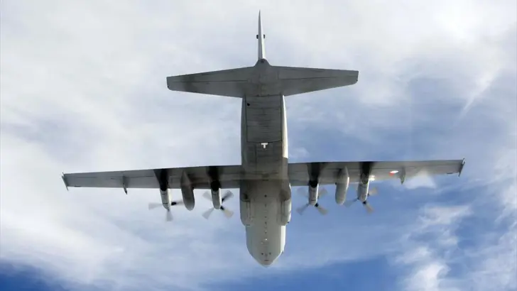 Onderkant van een C-130 Hercules-transportvliegtuig.