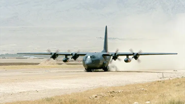 C-130 Hercules vrachtvliegtuig landt.