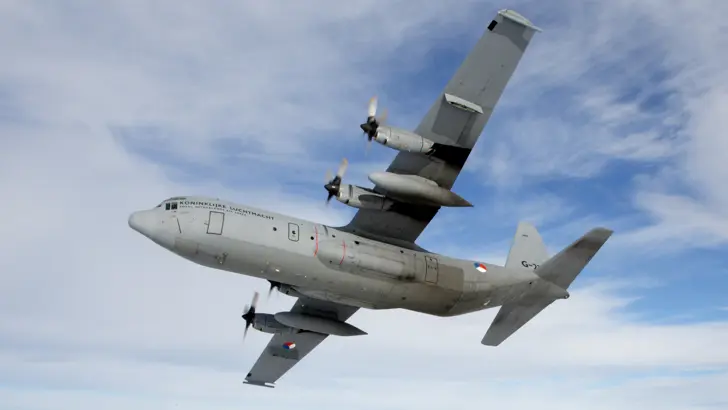 C-130 transportvliegtuig in de lucht.