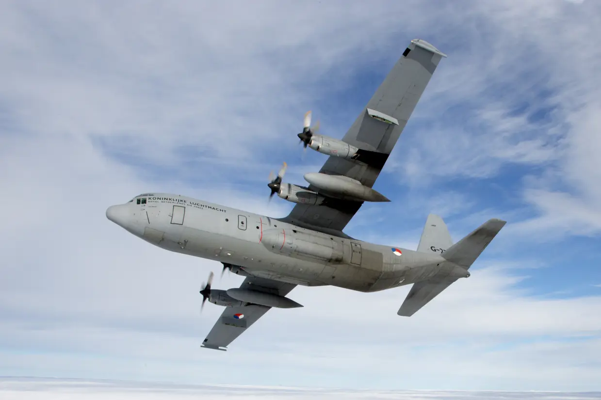 C-130 transportvliegtuig in de lucht.