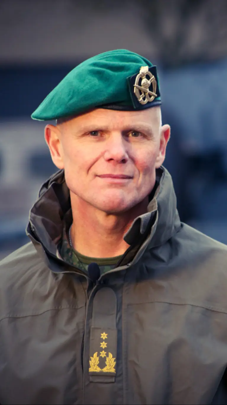 Generaal Jan Swillens op een podium.