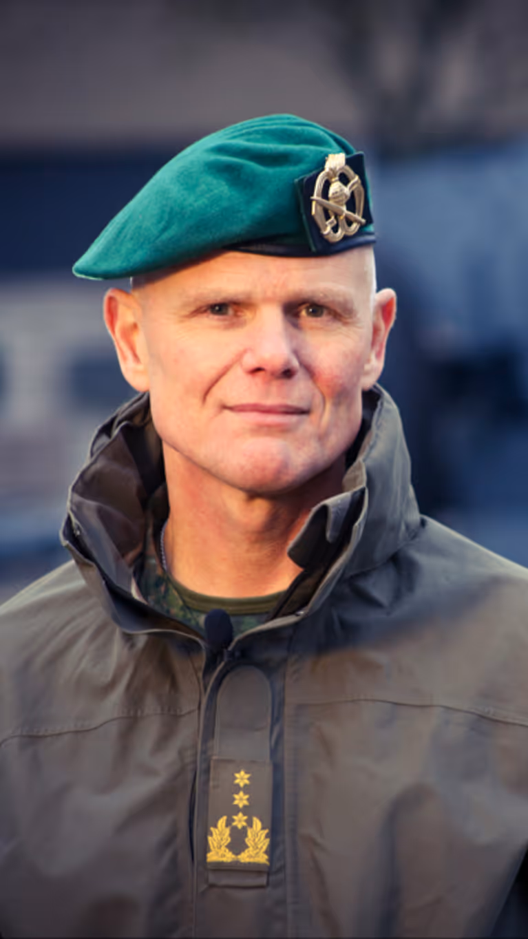 Generaal Jan Swillens op een podium.