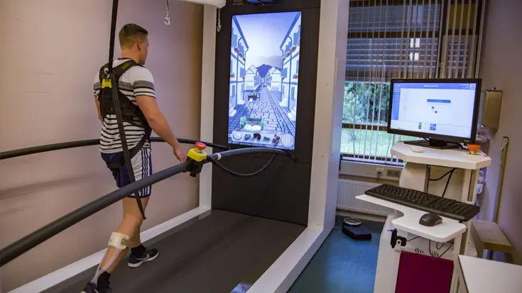 Een man staat op de loopband van het C-Mill-systeem.