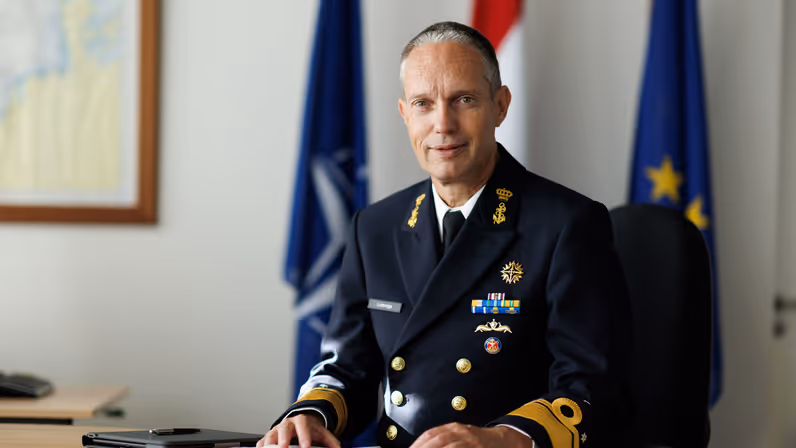 Vice-admiraal Harold Liebregs achter zijn bureau.
