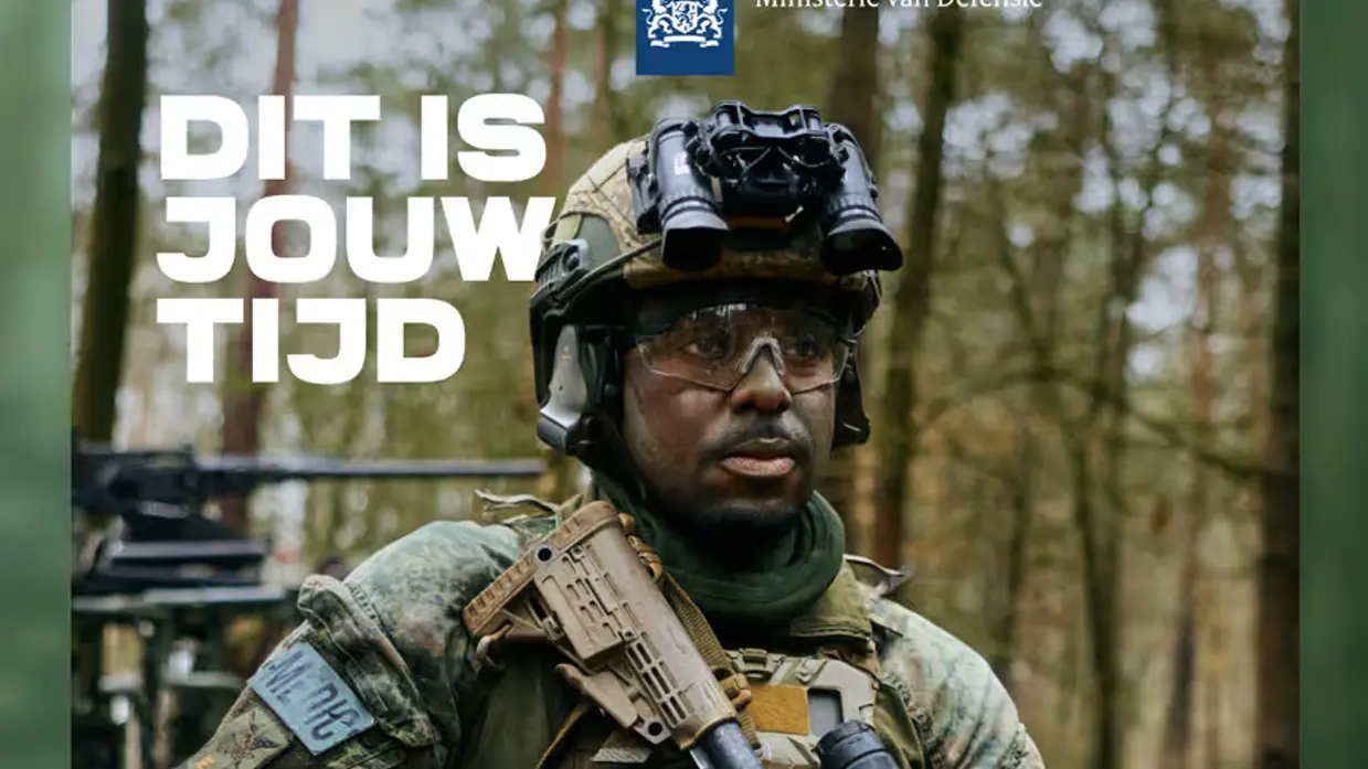 Een militair in een bos. Daarboven de tekst ‘Dit is jouw tijd’.