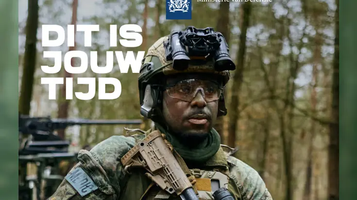 Een militair in een bos. Daarboven de tekst ‘Dit is jouw tijd’.