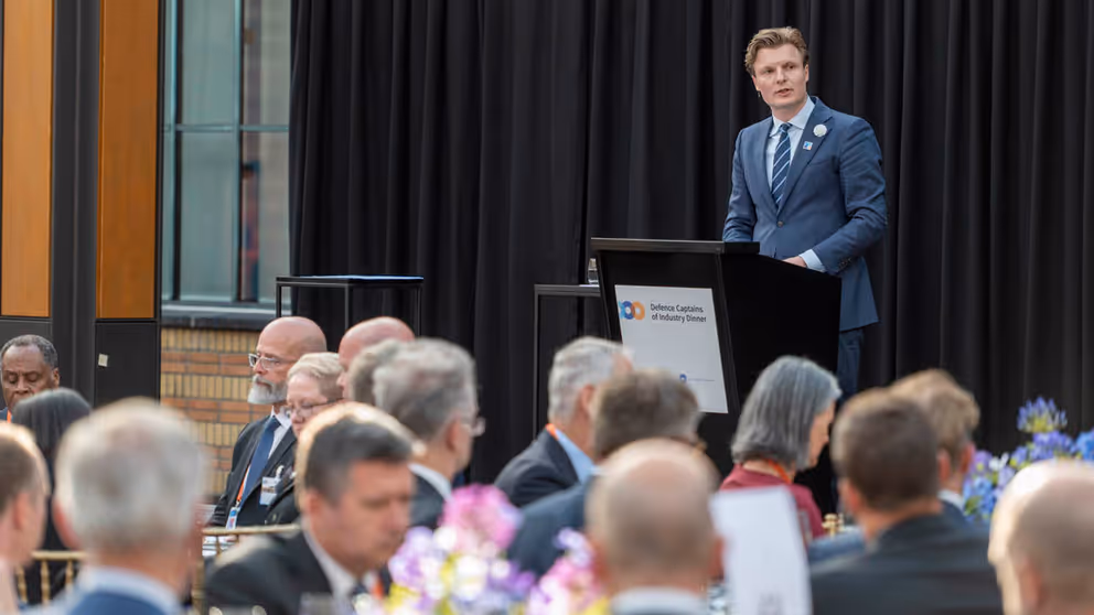 Minister Brekelmans houdt een toespraak.