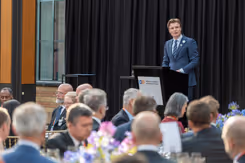 Minister Brekelmans houdt een toespraak.