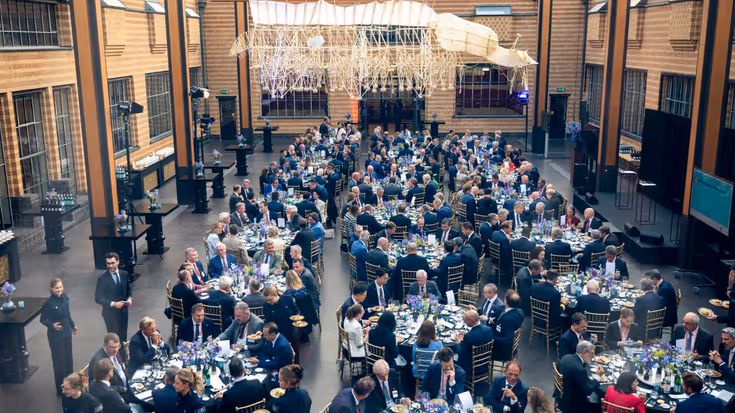 Een zaal vol mensen