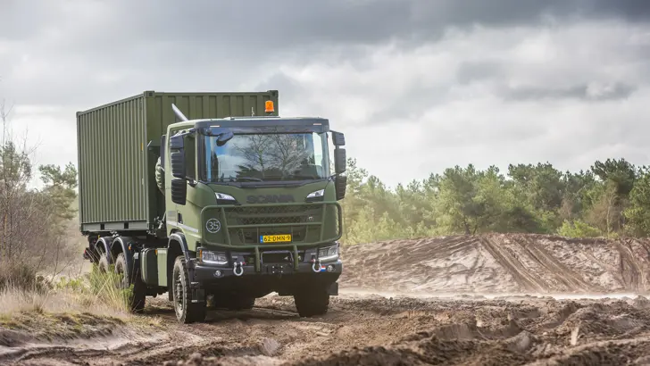 Een nieuwe 6-wielaangedreven Gryphus staat in het zand op een oefenterrein.