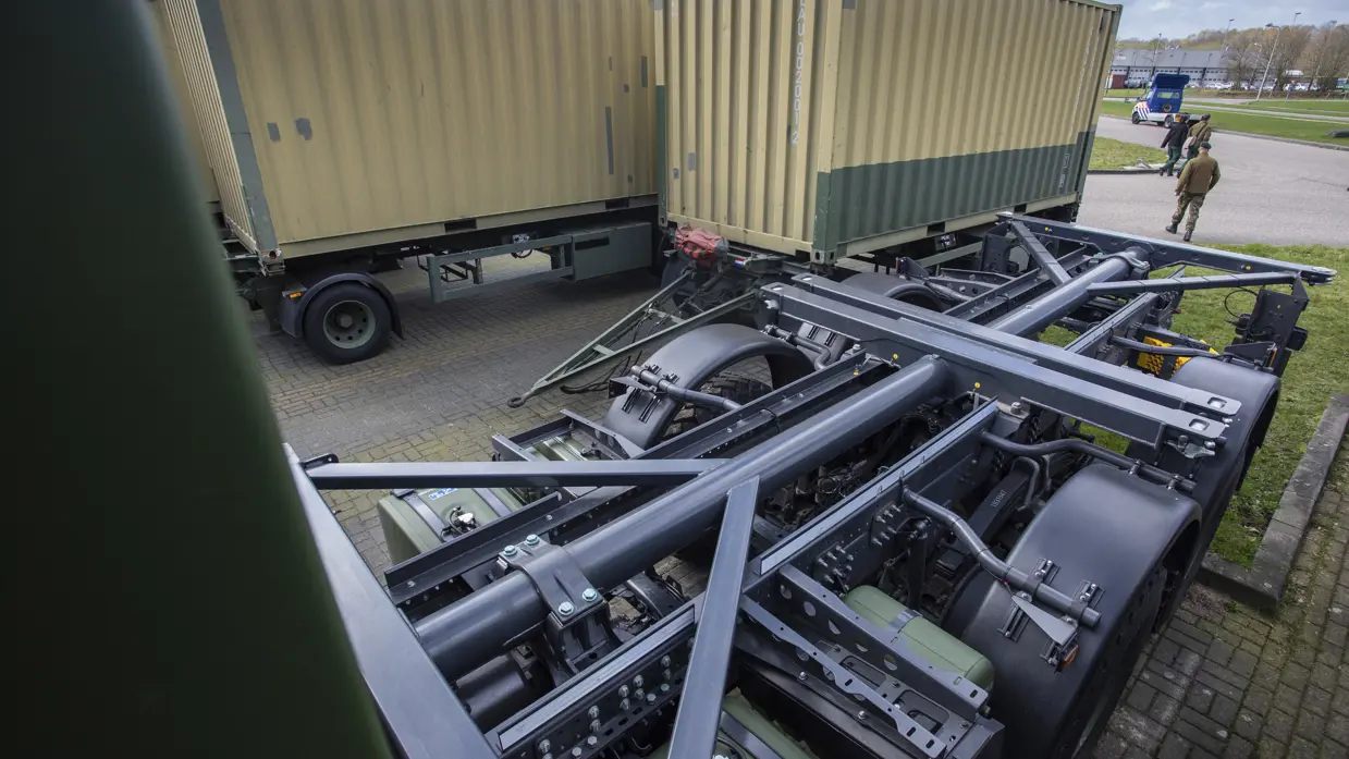 Een speciaal bewegelijk frame op het chassis. Lading en chassis kunnen hierdoor vrij van elkaar bewegen en kan met een zware last in het terrein worden gereden.