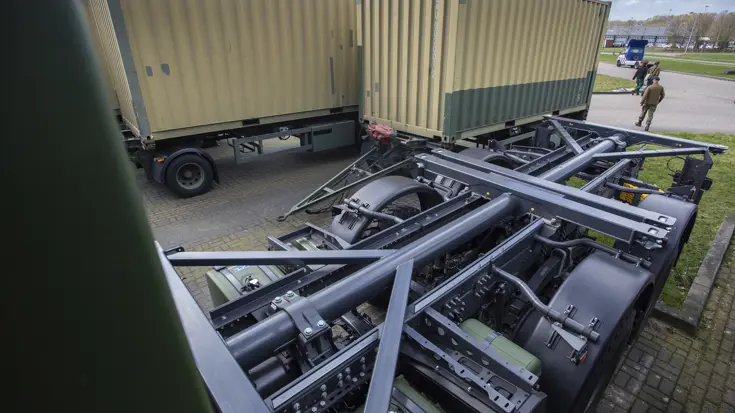 Een speciaal bewegelijk frame op het chassis. Lading en chassis kunnen hierdoor vrij van elkaar bewegen en kan met een zware last in het terrein worden gereden.