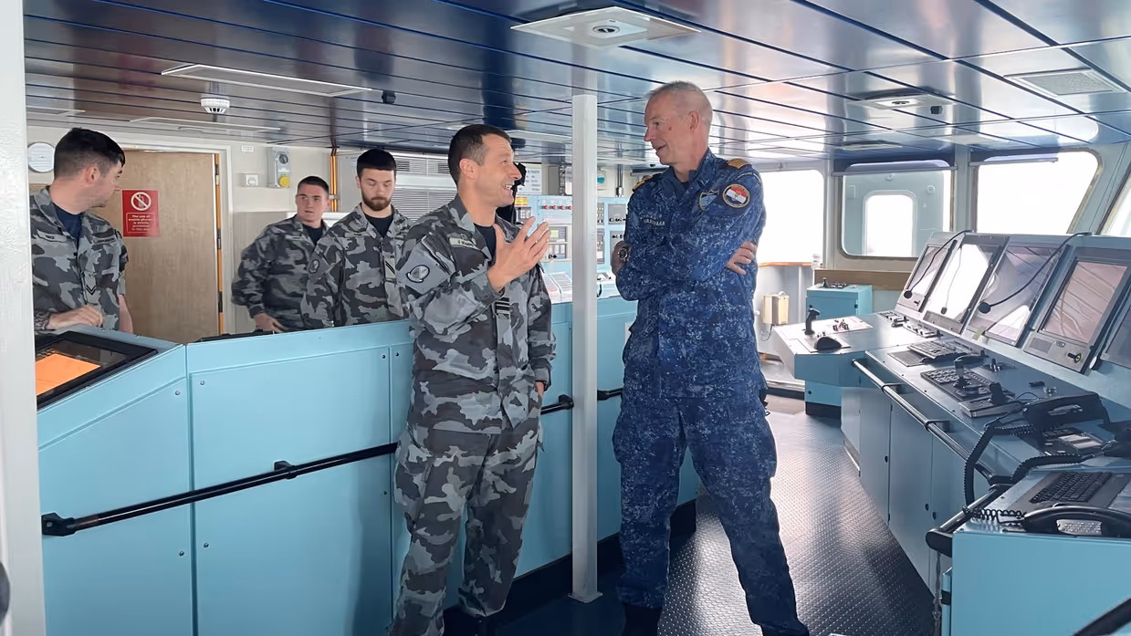 Warnaar praat met de commandant van het Ierse schip.