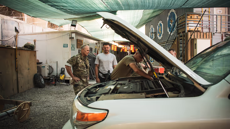CDS generaal Onno Eichelsheim in gesprek met een Irak-veteraan.