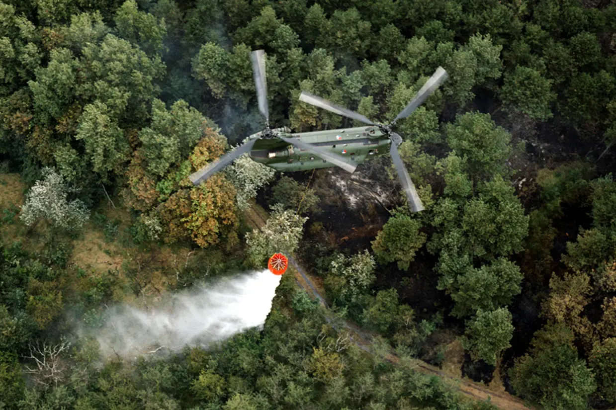 Chinook met bambi bucket.