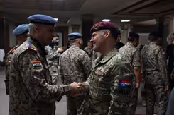 2 militairen schudden de hand.