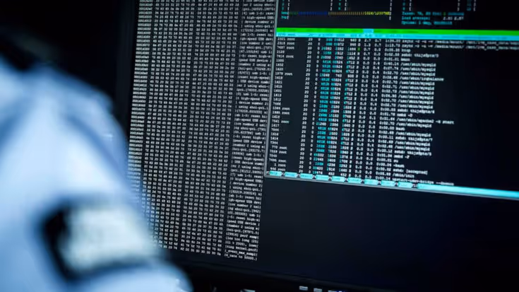 Een zwart computerscherm met daarop verschillende codes.