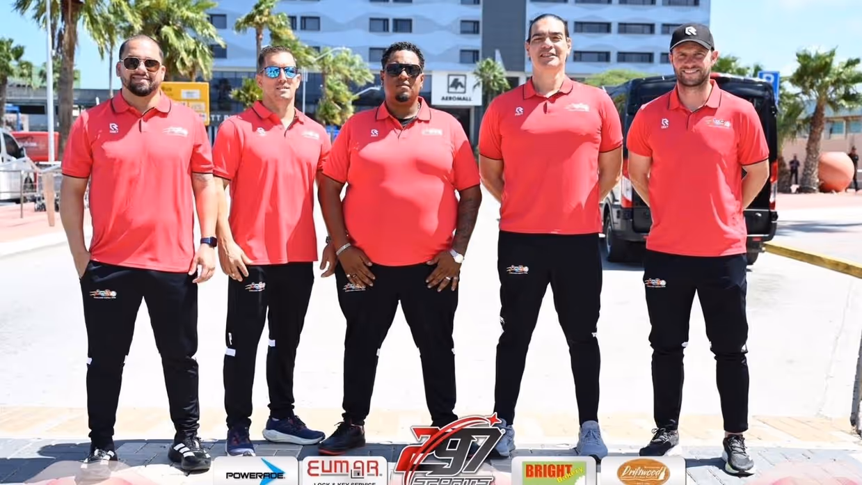 Eefting (tweede van links) zette ooit zijn eerste schreden op het voetbalveld van HRC in Den Helder. 