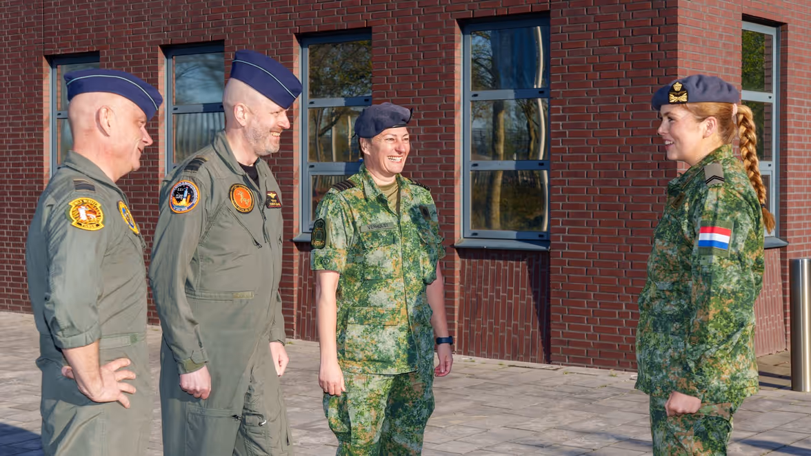 De prinses met commandant Koninklijke Luchtmacht luitenant-generaal André Steur, plaatsvervangend commandant generaal-majoor Robert Adang en commandant Groep Luchtmacht Reserve kolonel Martine Verhulst.