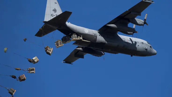 Een C-130 Hercules-transportvliegtuig dropt vracht.