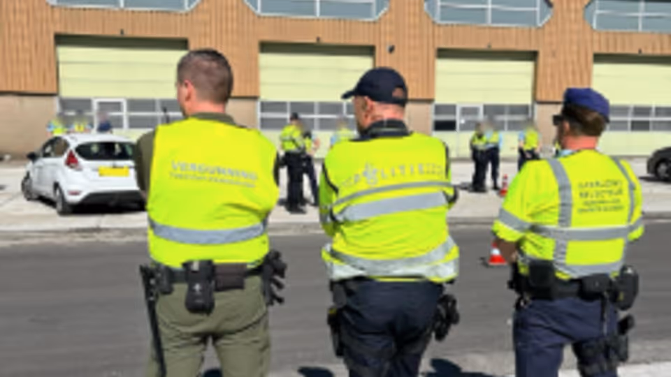 Drie medewerkers van de samenwerkende instanties op de rug gezien.