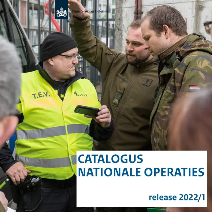 Cover Catalogus Nationale Operaties met militairen en medewerker hulpdiensten.