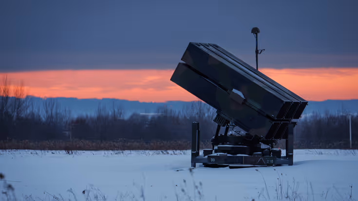 Een lanceerinstallatie op een besneeuwd veld.