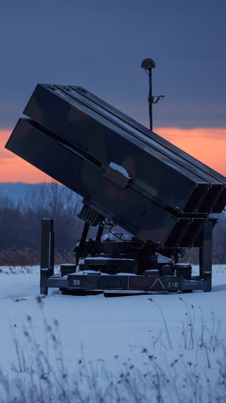 Een lanceerinstallatie op een besneeuwd veld.