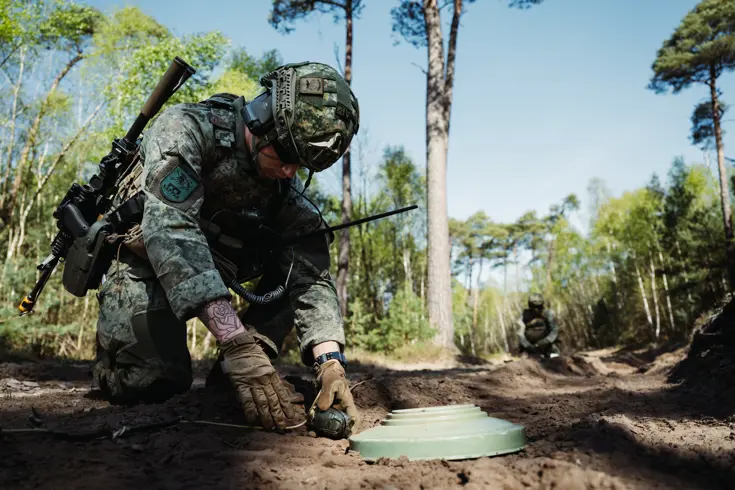 Een militair aan het werk met een mijn.