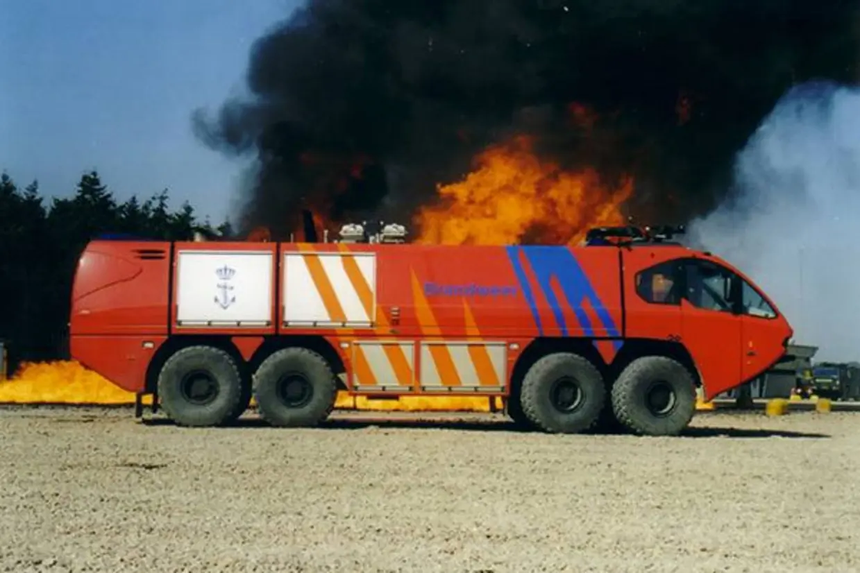 Zijaanzicht van een rode crashtender.