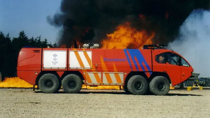 Zijaanzicht van een rode crashtender.