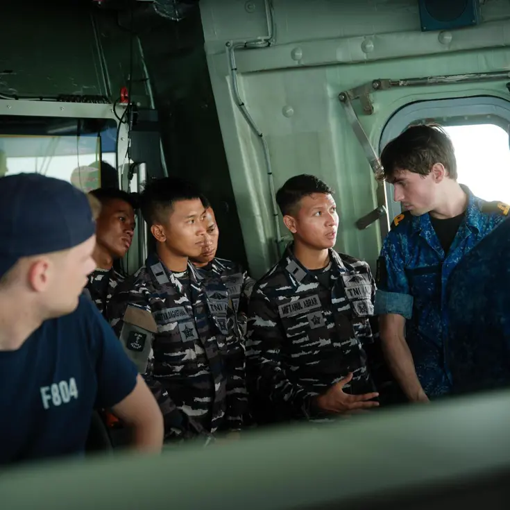 4 Indonesische militairen krijgen een rondleiding op het schip. Zij bevinden zich hier op de brug.