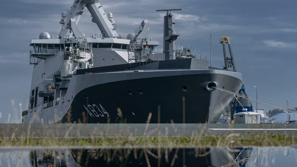 Zr.Ms. Den Helder in de Helderse marinehaven.