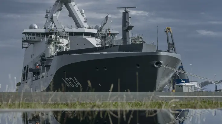 Zr.Ms. Den Helder in de Helderse marinehaven.