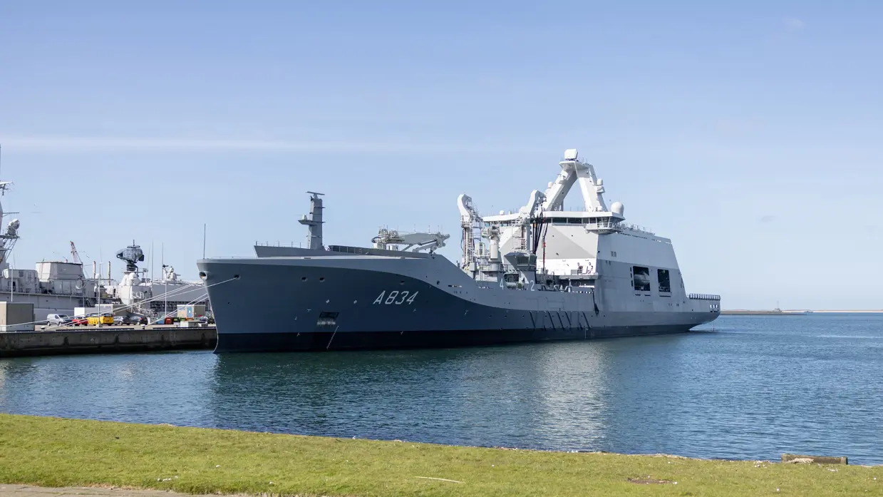 Het Combat Support Ship Zr.Ms. Den Helder tegen de kade in Den Helder. 