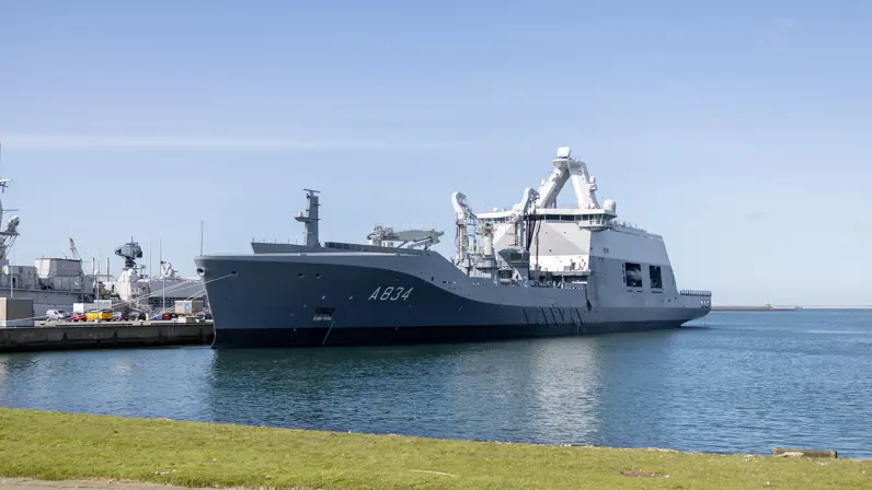 Het Combat Support Ship Zr.Ms. Den Helder tegen de kade in Den Helder. 