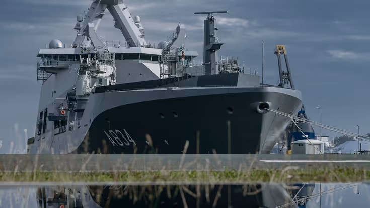 Zr.Ms. Den Helder in de Helderse marinehaven.
