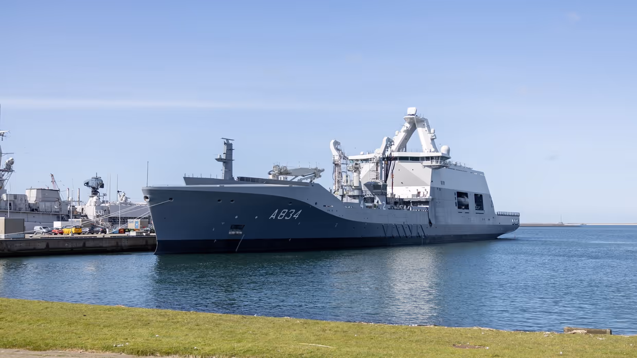 Het Combat Support Ship Zr.Ms. Den Helder tegen de kade in Den Helder. 