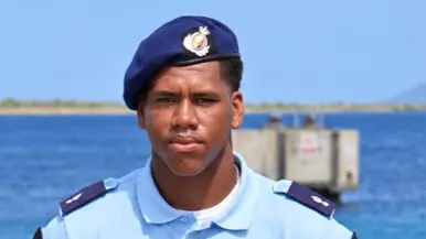 Portretfoto van Gearoid, zijn handen op de rug.