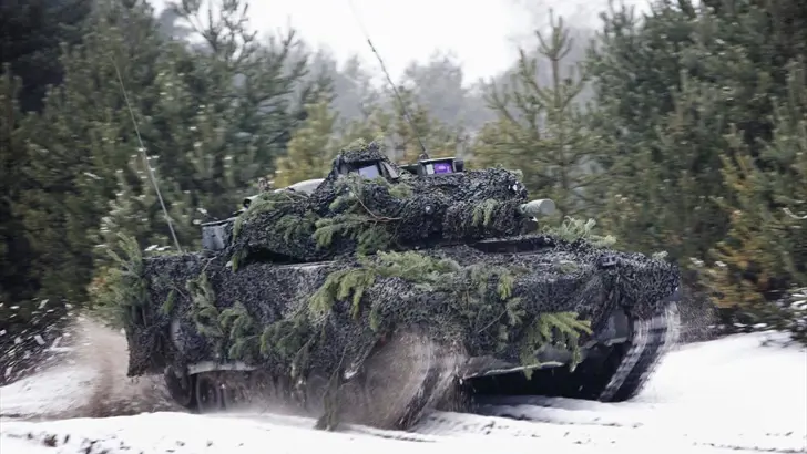 CV90 rijdt in de sneeuw.