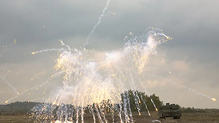 CV90 vuurt een rookgranaat af.