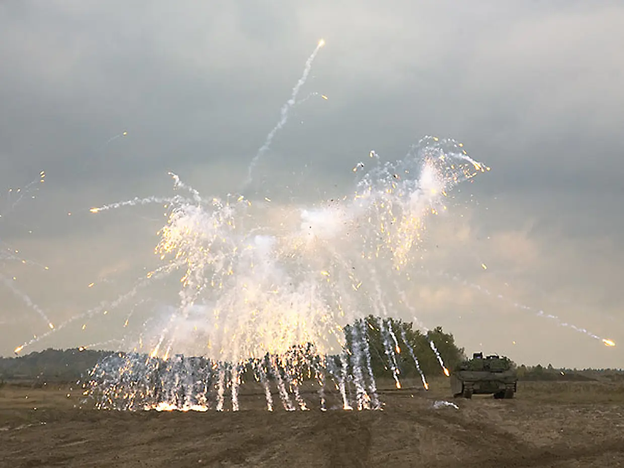 CV90 vuurt een rookgranaat af.