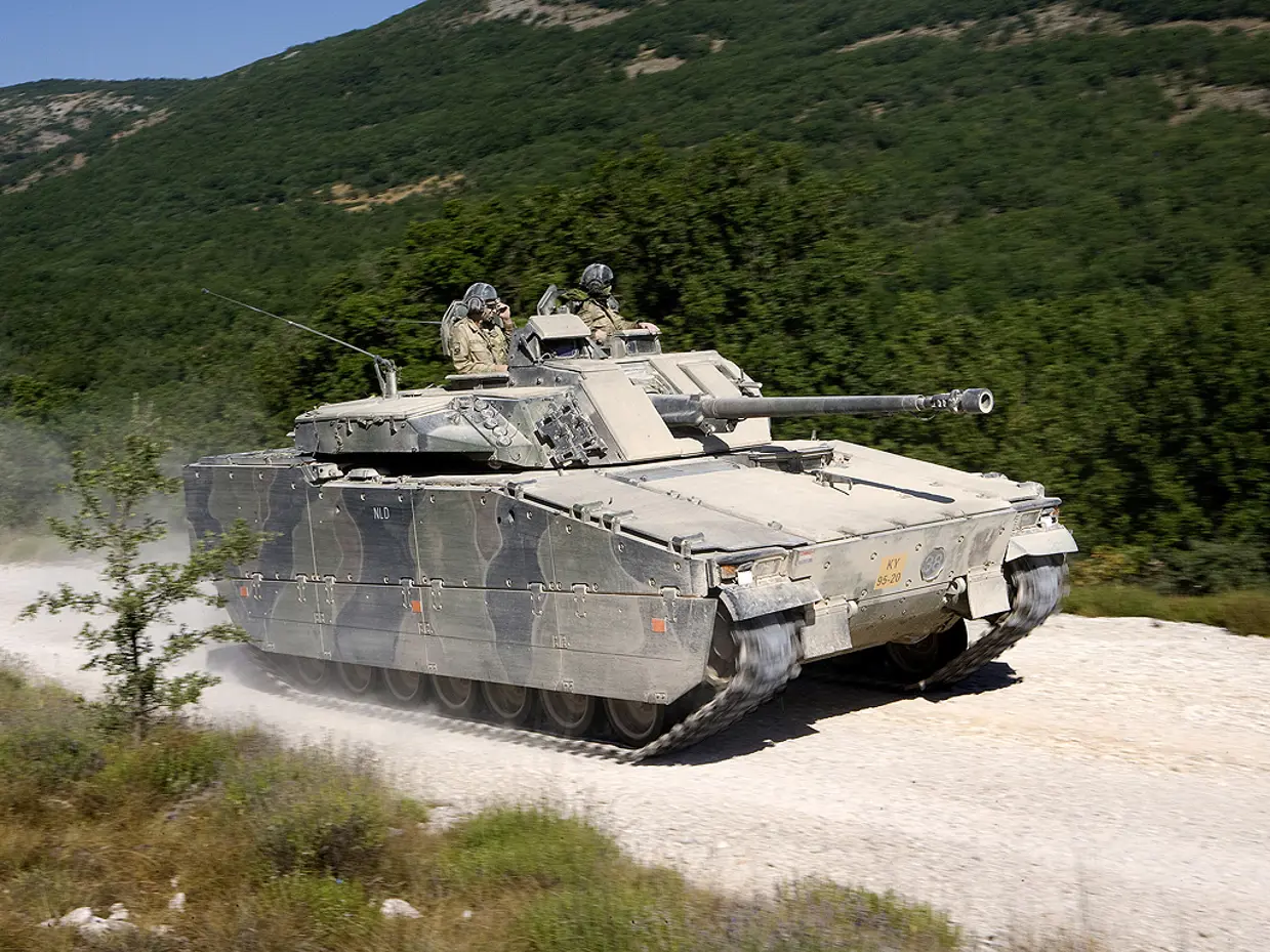 CV90 onder het stof.