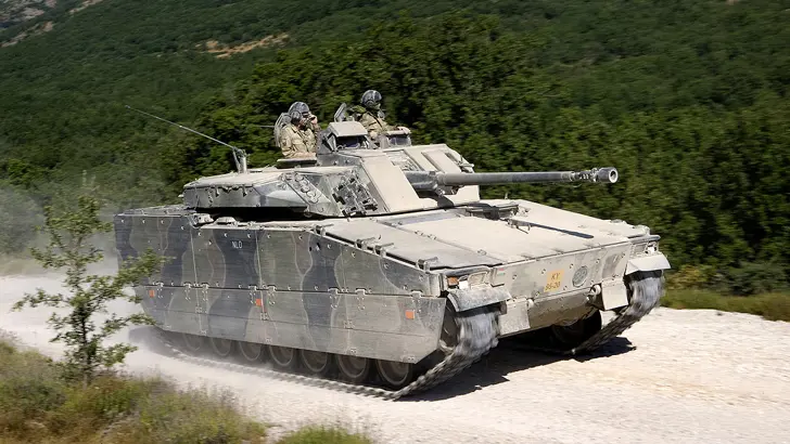 CV90 onder het stof.
